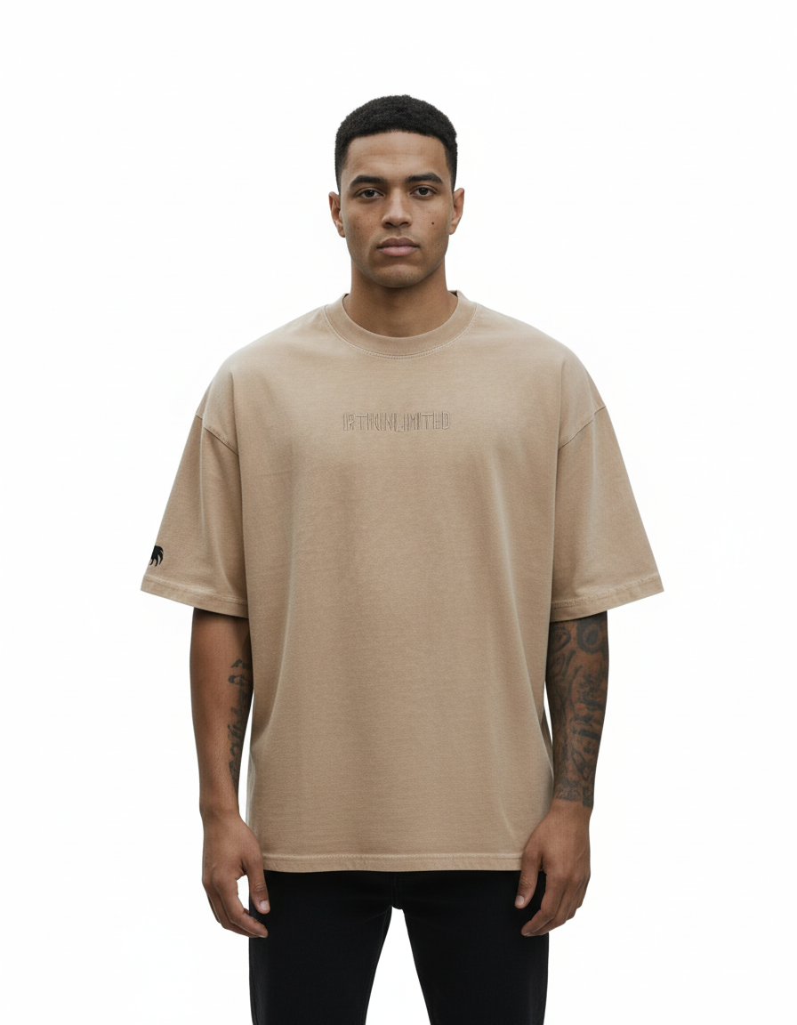 Modelo con camiseta beige oversized fondo blanco