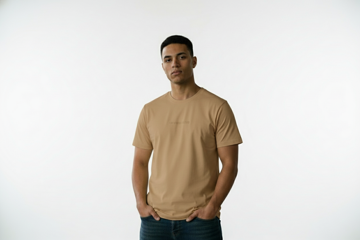 Modelo con camiseta beige