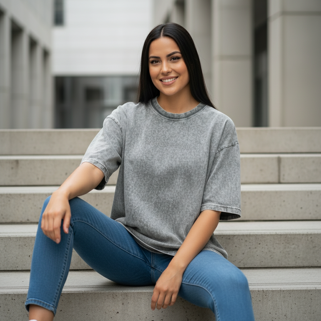 Modelo con camiseta gris en escaleras