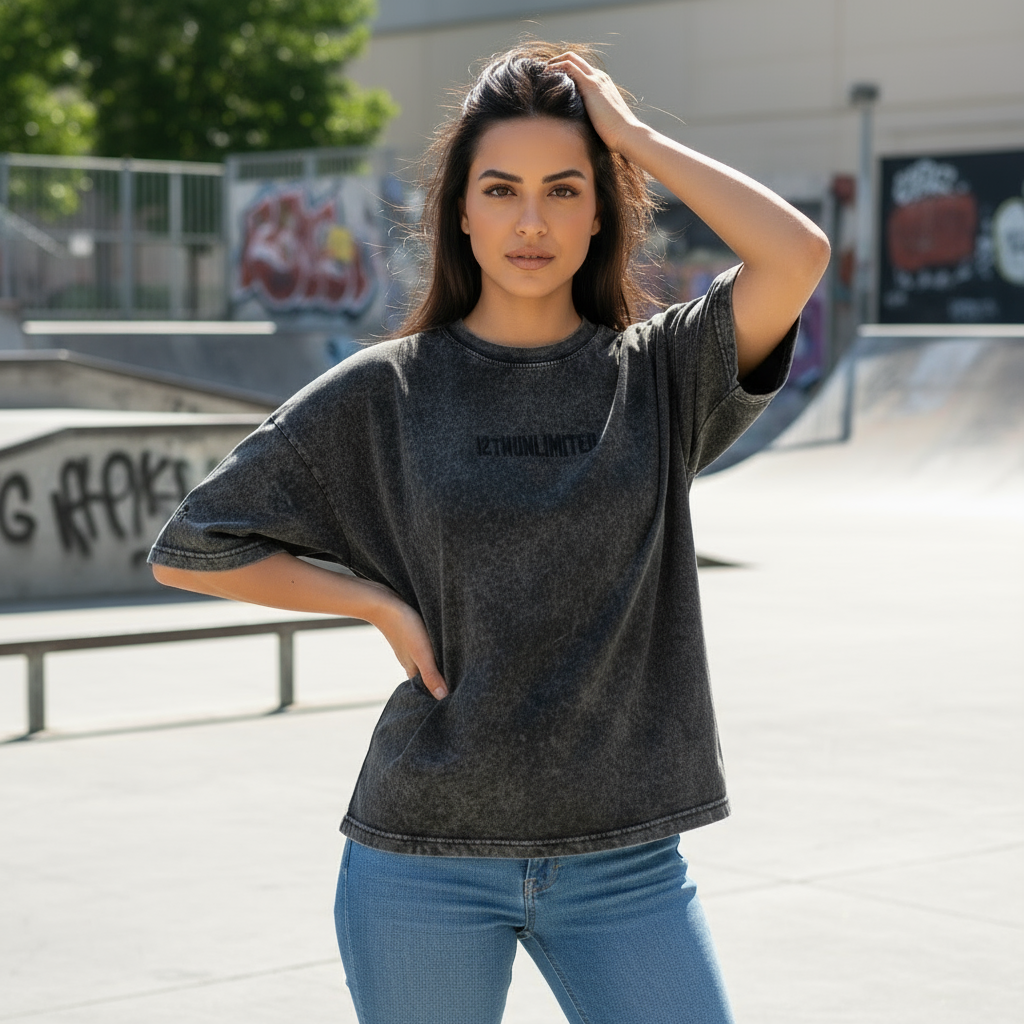 Modelo con camiseta negra posando en skate park