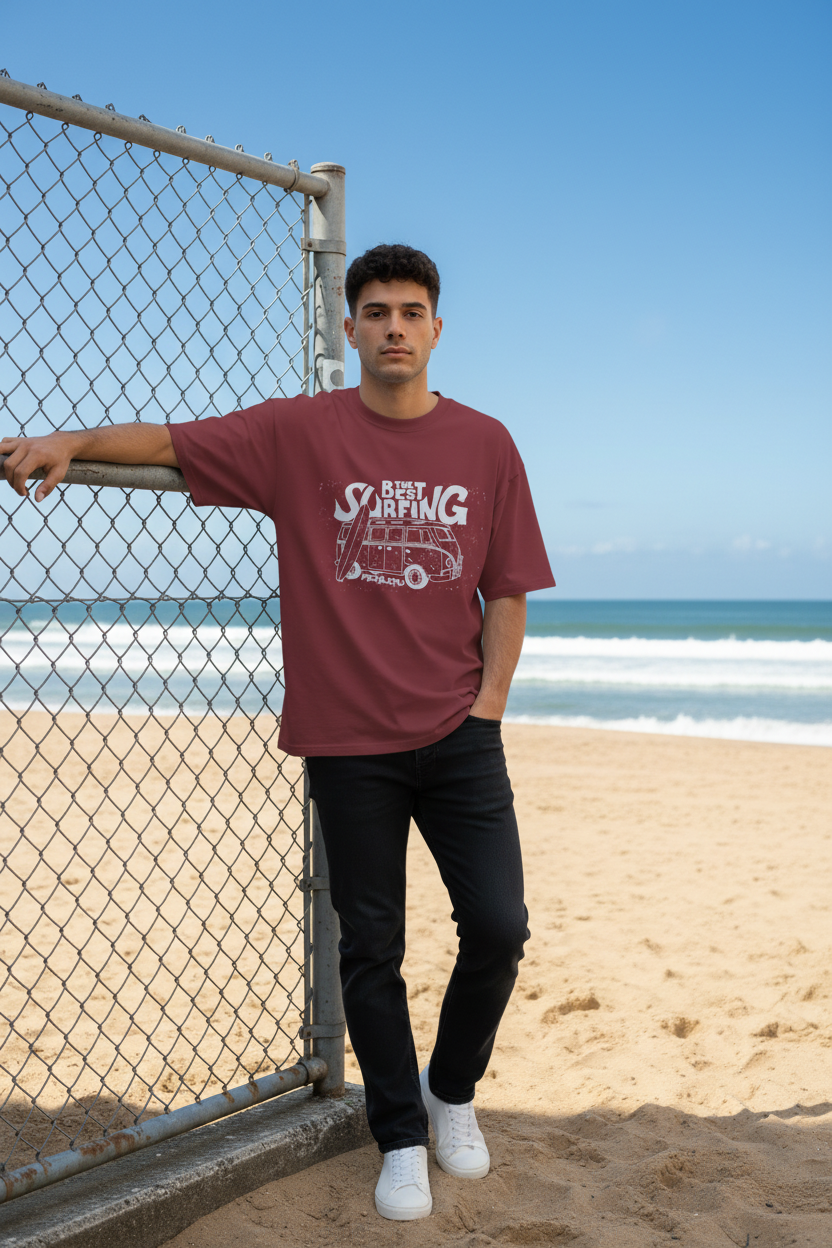 Modelo con camiseta Surfing en playa