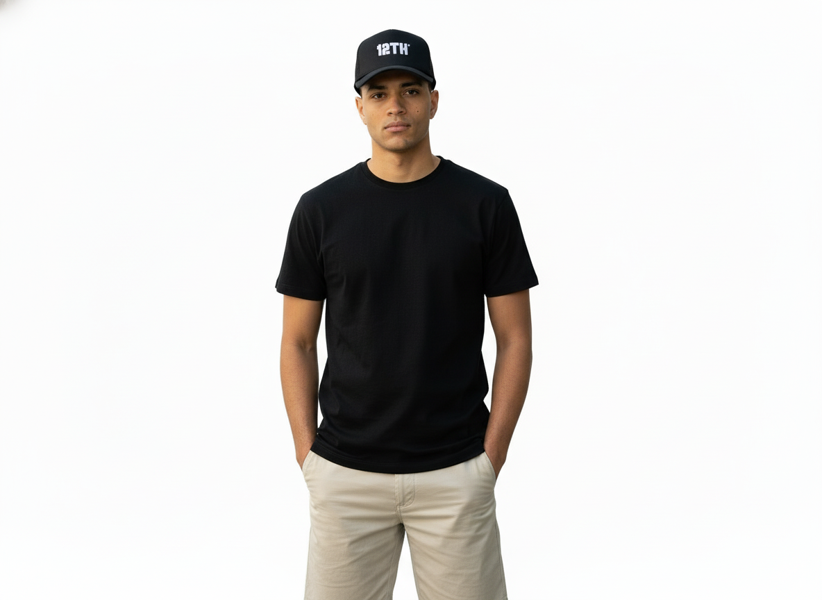 Modelo con gorra 12TH fondo blanco para web