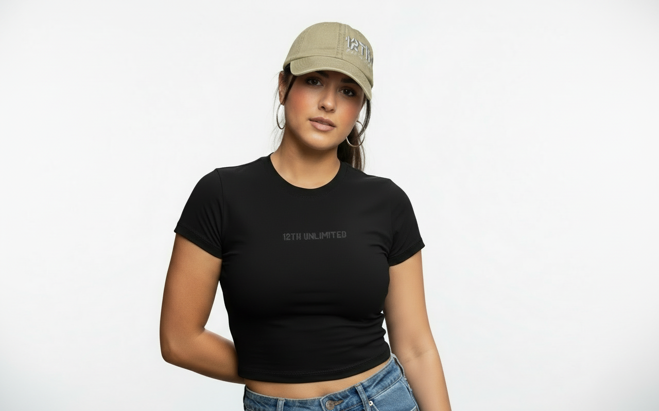 Modelo con gorra beige desgastada 12TH fondo blanco para web