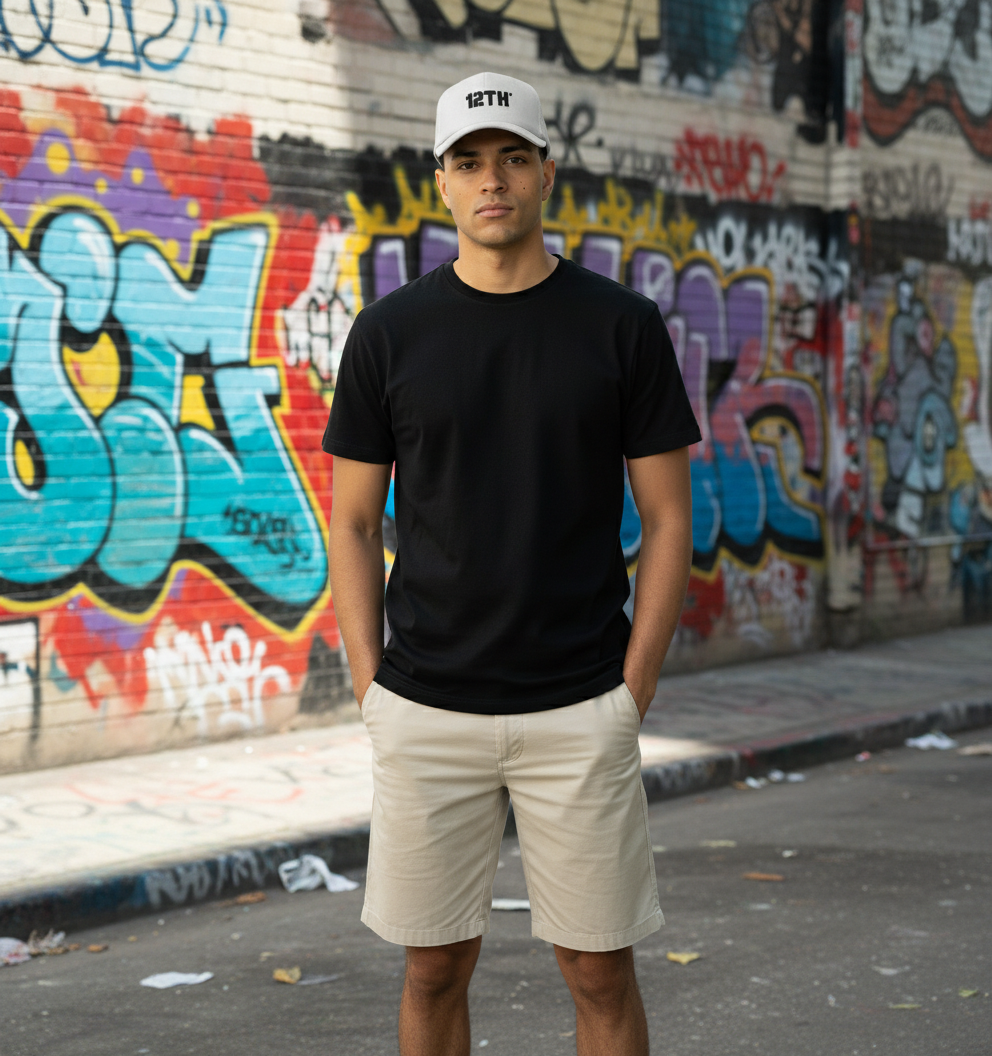 Modelo con gorra blanca 12TH en locación urbana