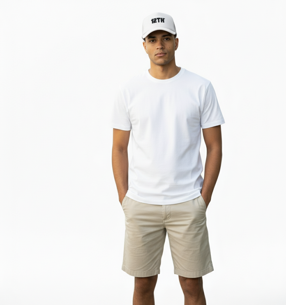 Modelo con gorra blanca 12TH fondo blanco para web