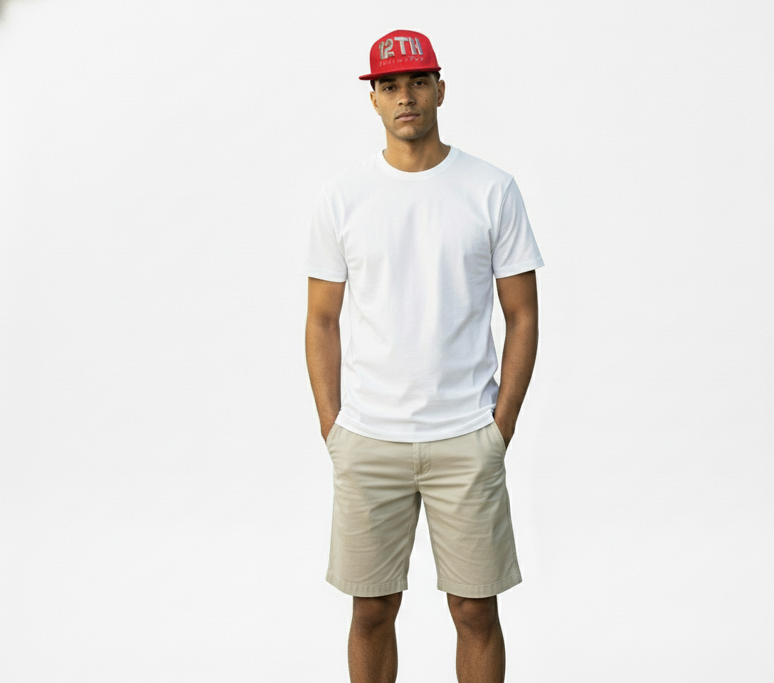 Modelo con gorra roja 12TH fondo blanco para web