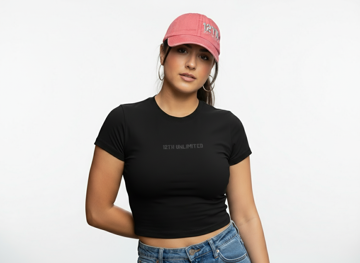 Modelo con gorra rosa 12TH fondo blanco para web