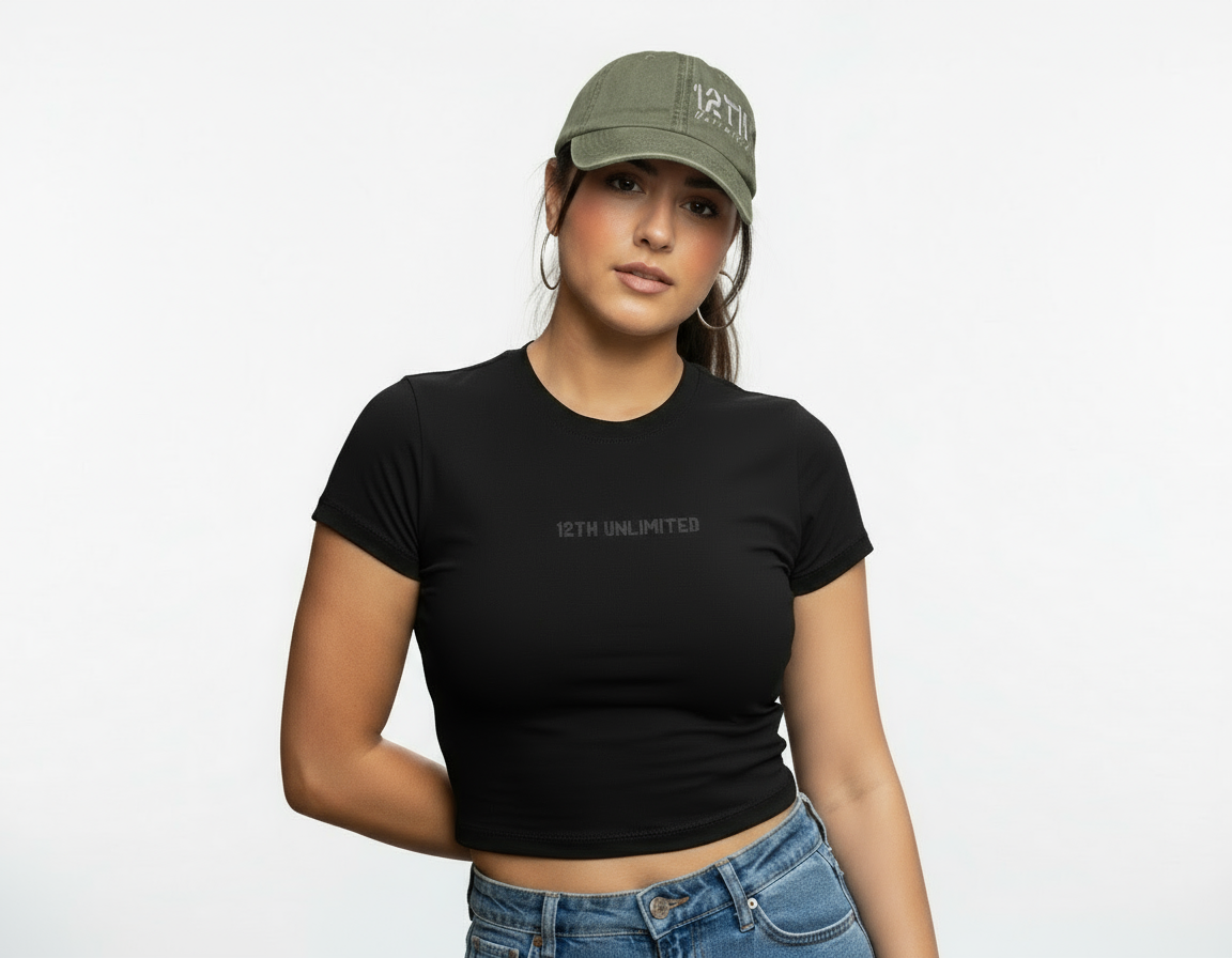 Modelo con gorra verde militar desgastada 12TH fondo blanco - bordado ajustado