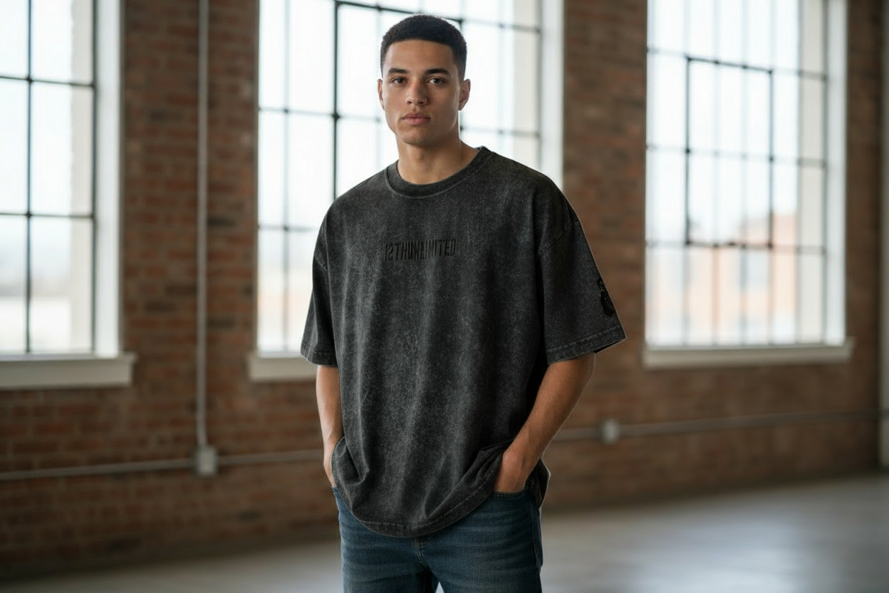 Modelo masculino vistiendo Camiseta Obsidian Edge talla L