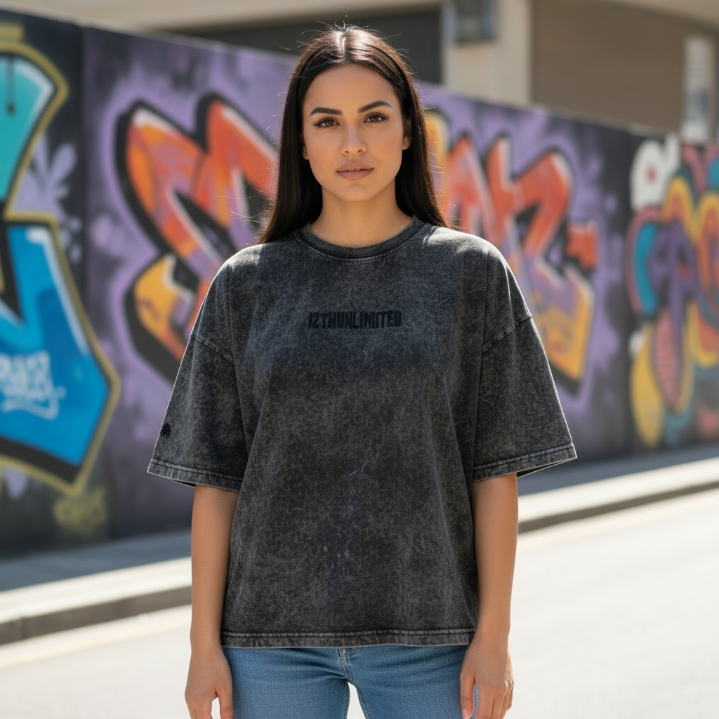 Modelo usando camiseta 12th Unlimited negra