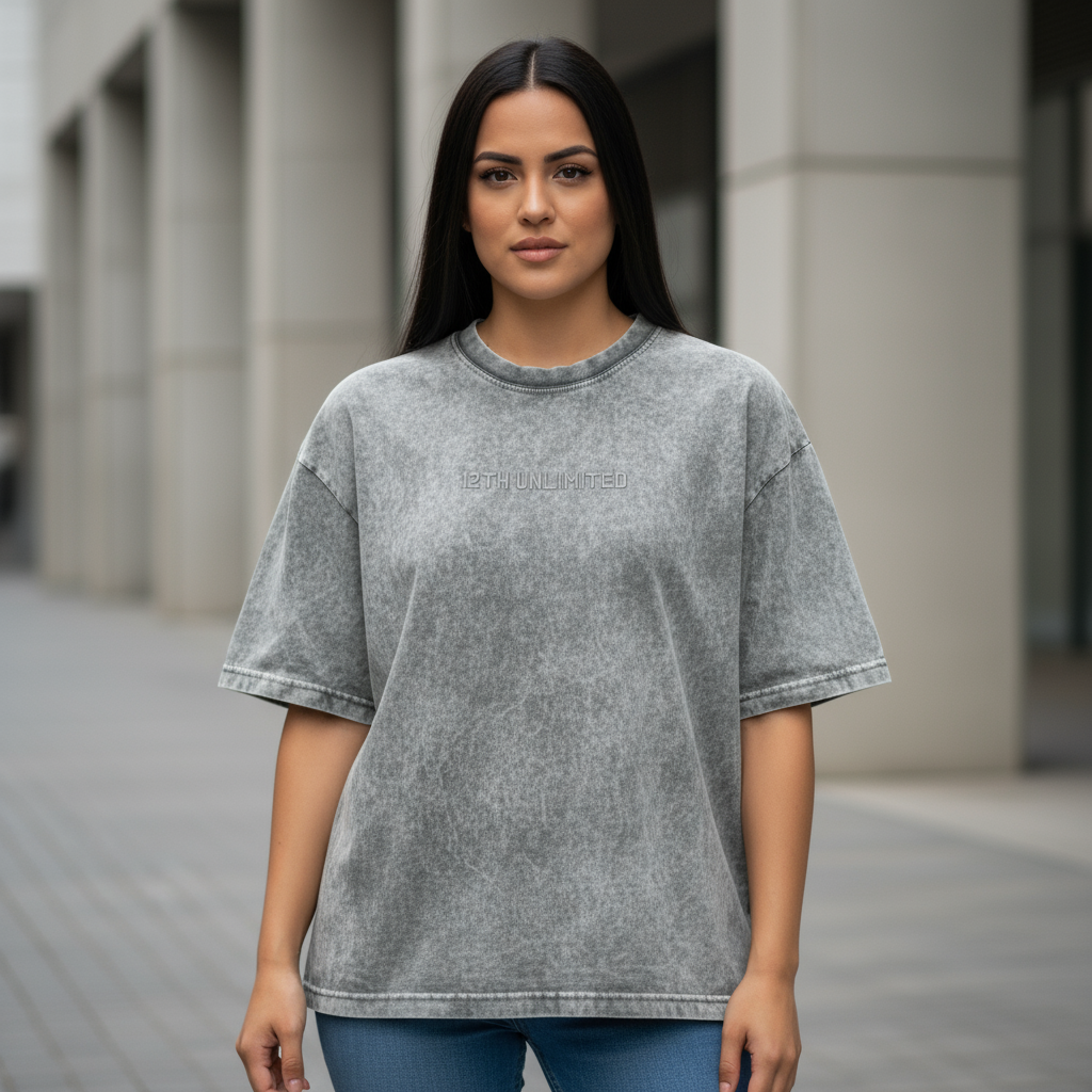 Modelo vistiendo Camiseta Ash Stone oversize talla M
