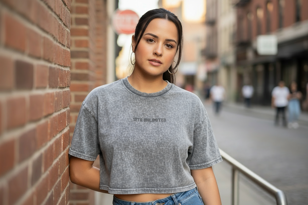 Modelo vistiendo Drop Top Slate Mist gris acid wash